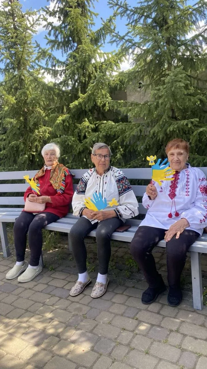 Мешканки у вишиванках на святі